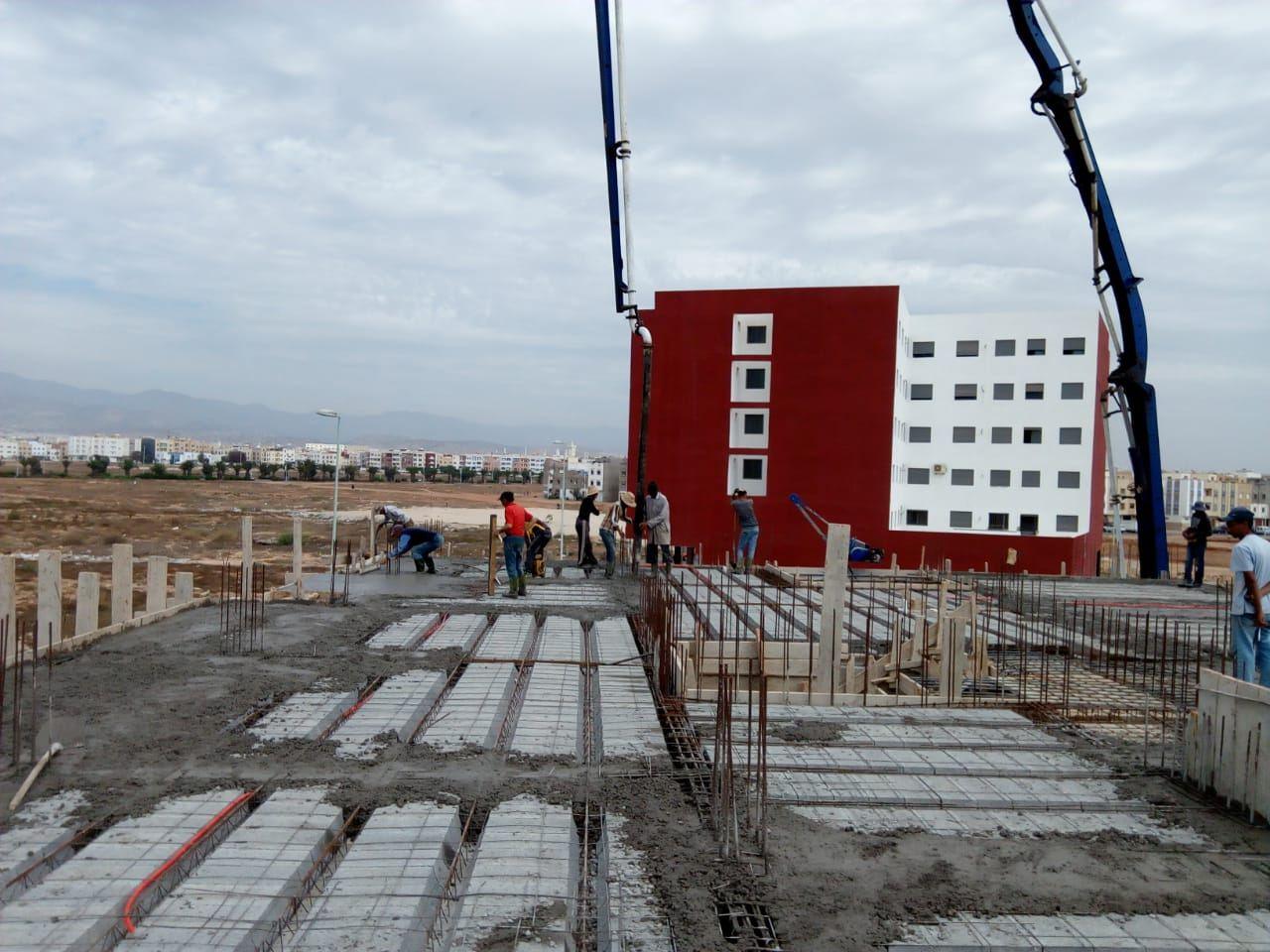 Équipe coulant une dalle de plancher hourdis